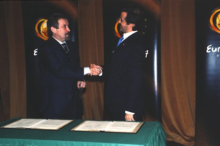 Signature of the Euro 2004 protocol with the Portuguese Football Federation president, Gilberto Madaíl (13 November 2003)
