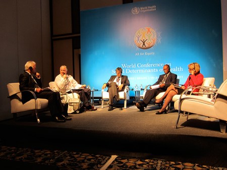 On that same morning, I assisted to the session theme “Making policy coherent at national level”. From left to right, Don Matherson (Massey University), Jorge Enrique Venegas (minister of Public Health of Uruguay), Dorijan Marušič (minister of Health of Slovenia), Robert Joseph Mettle-Nunoo (deputy minister of Health of Ghana) and Anne-Grete Strøm-Erichsen (minister of Health and Care Services of Norway). In this session, I had addressed an intervention on behalf of FDI regarding the necessity on all health policies to strengthen the social capital of communities.