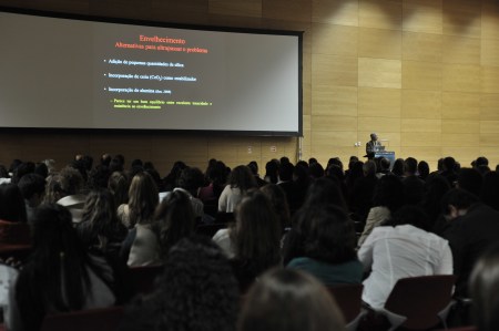 Meeting room with a renowned Portuguese speaker, Sampaio Fernandes Meeting room with a renowned Portuguese speaker, Sampaio Fernandes