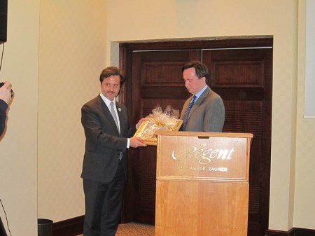 I was also happy to see the Portuguese Dental Association being honored by the president of the CDC, Hrvoje Pezo.