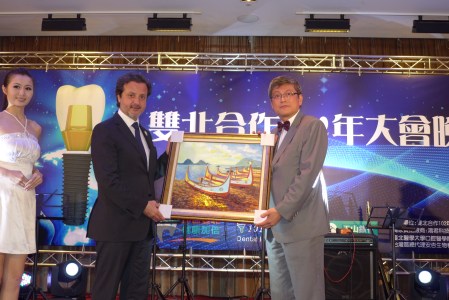 With Huang Ming-Yu, president of the Taipei Dental Association.